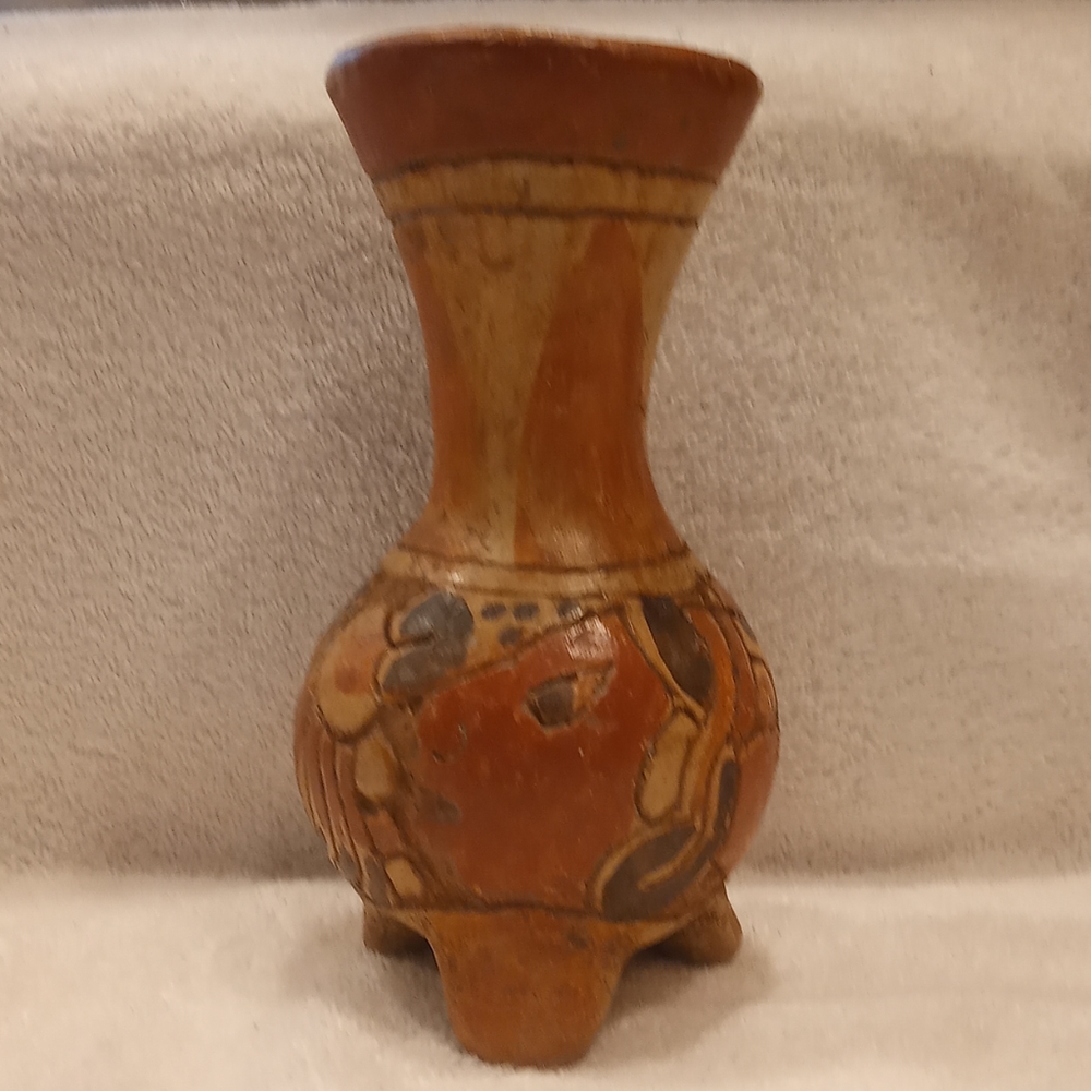 Pre Columbian 3 footed Mayan vessel
